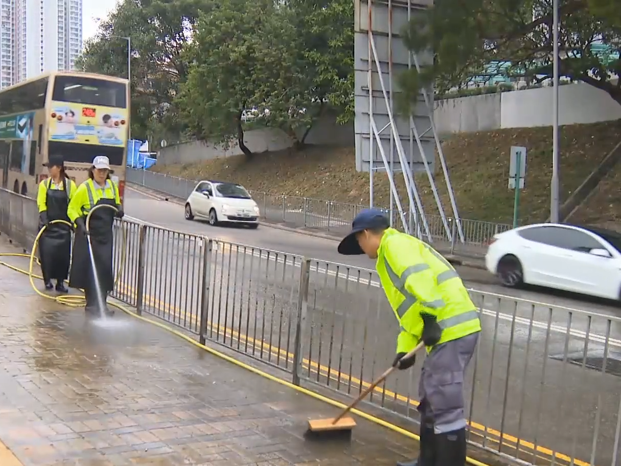 有工人在青衣曉峰園一帶加強清潔及滅蚊。(有線新聞截圖)