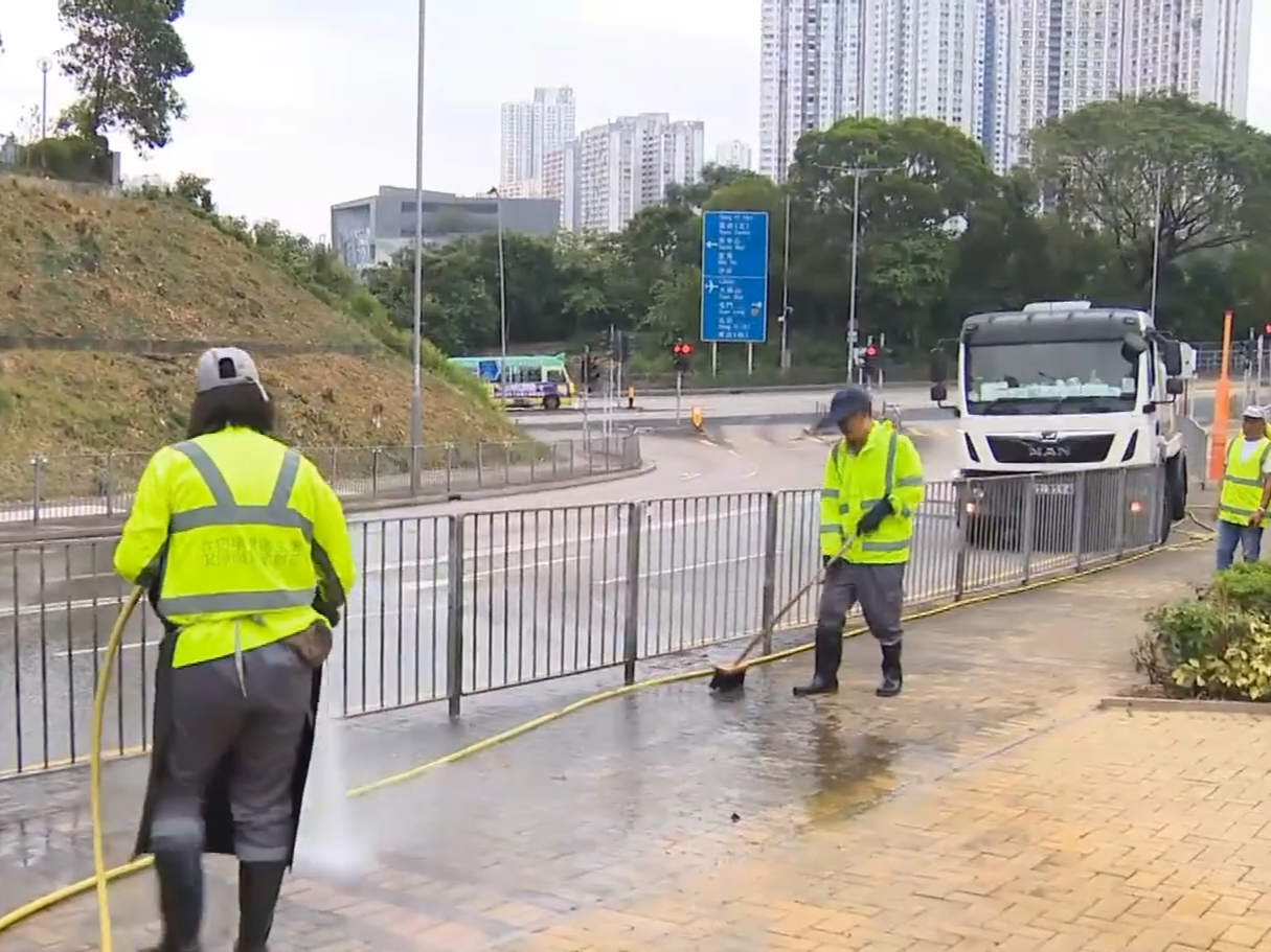 有工人在青衣曉峰園一帶加強清潔及滅蚊。(有線新聞截圖)