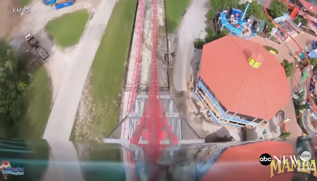 女童搭過山車安全帶突鬆脫 幸獲前座夫婦緊抓不放