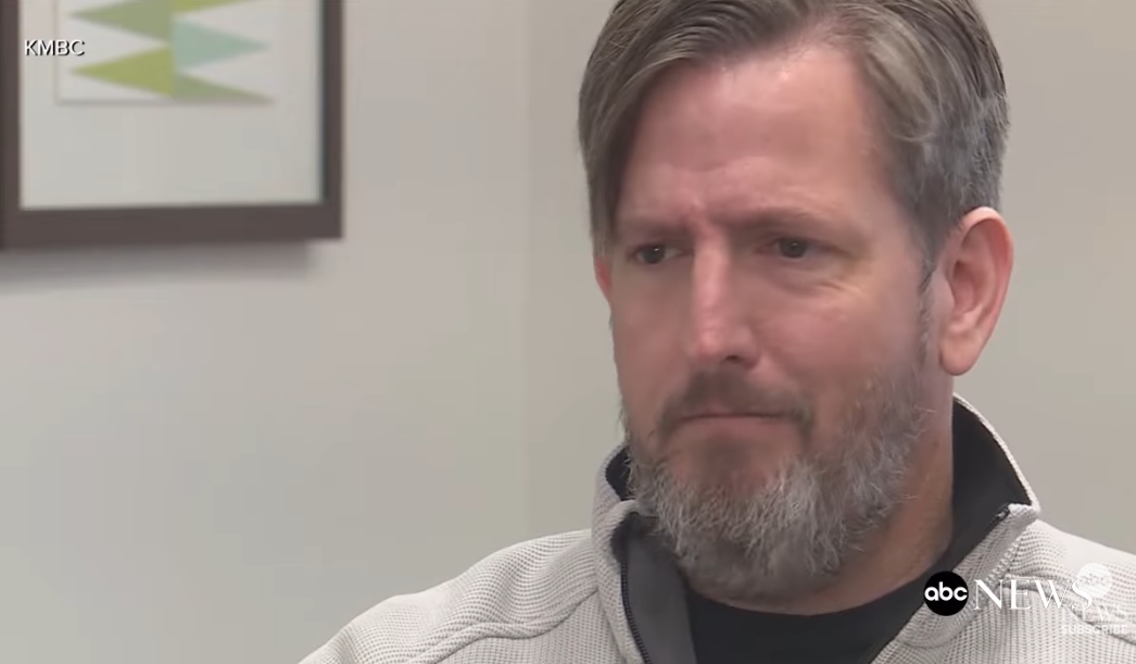 女童搭過山車安全帶突鬆脫 幸獲前座夫婦緊抓不放