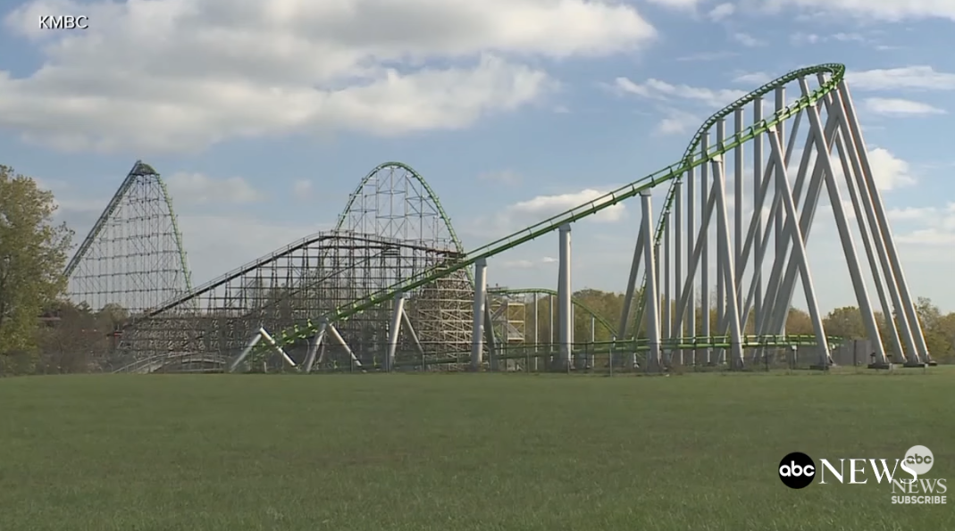 女童搭過山車安全帶突鬆脫 幸獲前座夫婦緊抓不放