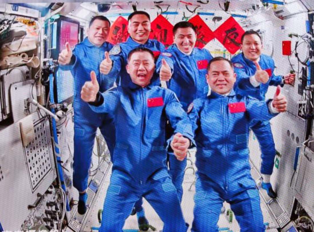 神舟二十號航天員乘組和神舟二十一號航天員乘組日前會師後拍攝照片。(新華社資料圖片)