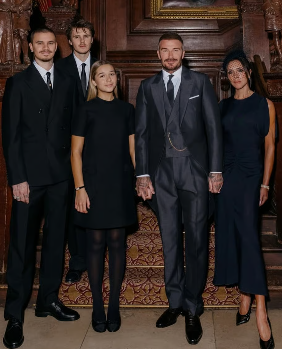 碧咸獲英王查理斯三世正式封為爵士,太太維多利亞等家人陪同,3名子女羅密歐(Romeo)、告魯斯(Cruz)以及夏柏(Harper)均有出席,傳與家人不和的大仔布魯克林(Brooklyn)未有現身。(維多利亞IG)