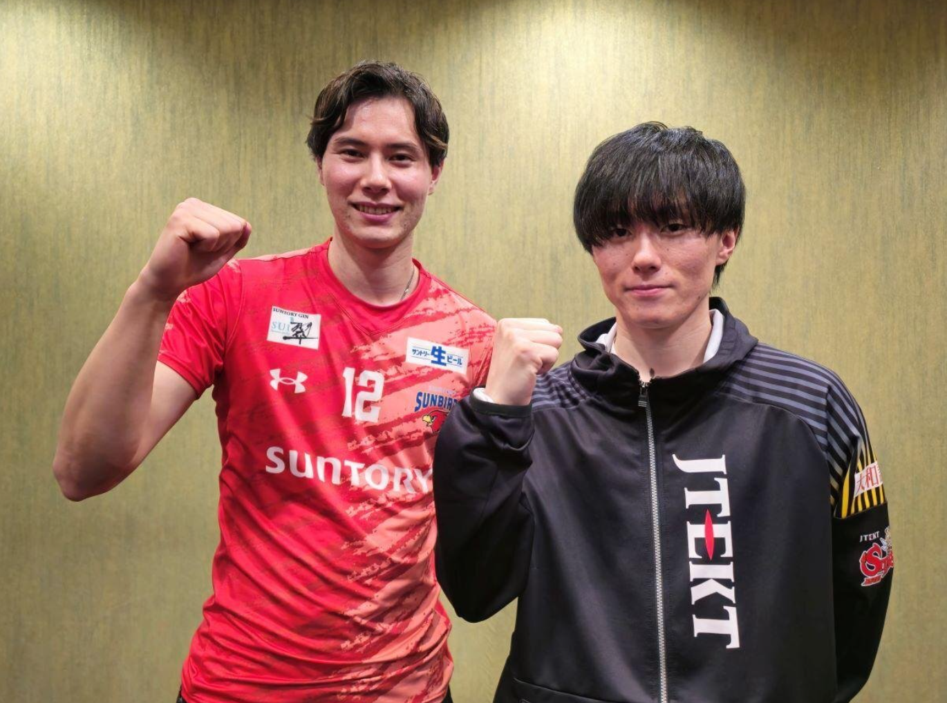 小川智大(右)效力於大阪球隊「三得利太陽鳥」,與最近鬧出桃色新聞的排球王子高橋藍屬隊友。