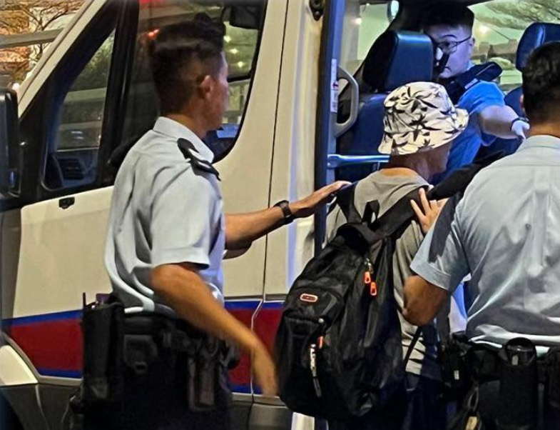 警方表示,周二(4日)晚上約7時在維多利亞公園發現一名70歲男子疑未經許可操控小型無人機,其後以「未經許可在限制飛行區內飛行」及「操作期間違反操作規定」罪將他拘捕,並在場檢獲一部小型無人機。(警方FB)