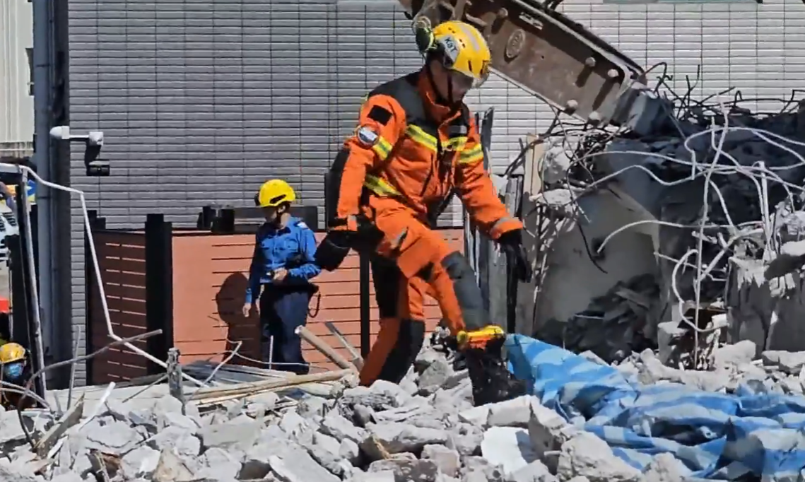元朗有村屋牆壁倒塌,壓著一名女工最終不治。(有線新聞畫面)
