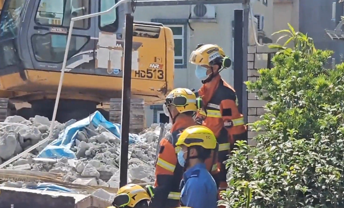 元朗有村屋牆壁倒塌,壓著一名女工最終不治。(有線新聞畫面)
