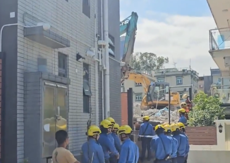 元朗有村屋牆壁倒塌,壓著一名女工最終不治。(有線新聞畫面)