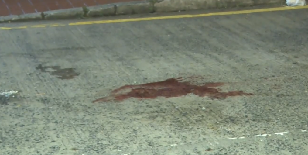 粉嶺一輛專線小巴撞倒一名正橫過馬路的46歲內地男途人。意外後路面遺有血漬,小巴車頭凹陷。(有線新聞畫面)