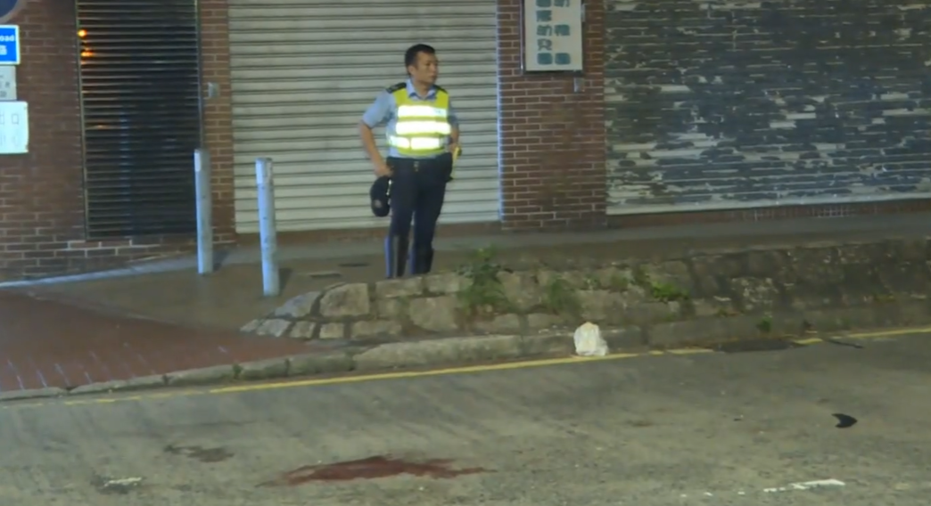 粉嶺一輛專線小巴撞倒一名正橫過馬路的46歲內地男途人。意外後路面遺有血漬,小巴車頭凹陷。(有線新聞畫面)