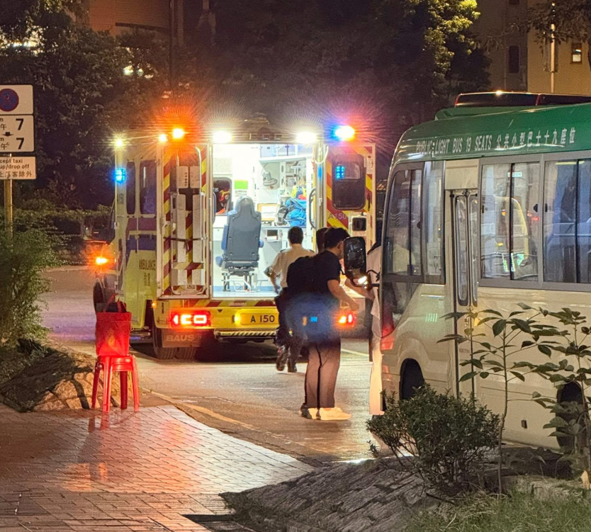 粉嶺一輛專線小巴撞倒一名正橫過馬路的46歲內地男途人。(粉嶺。聯和墟「真」生活點滴群fb)