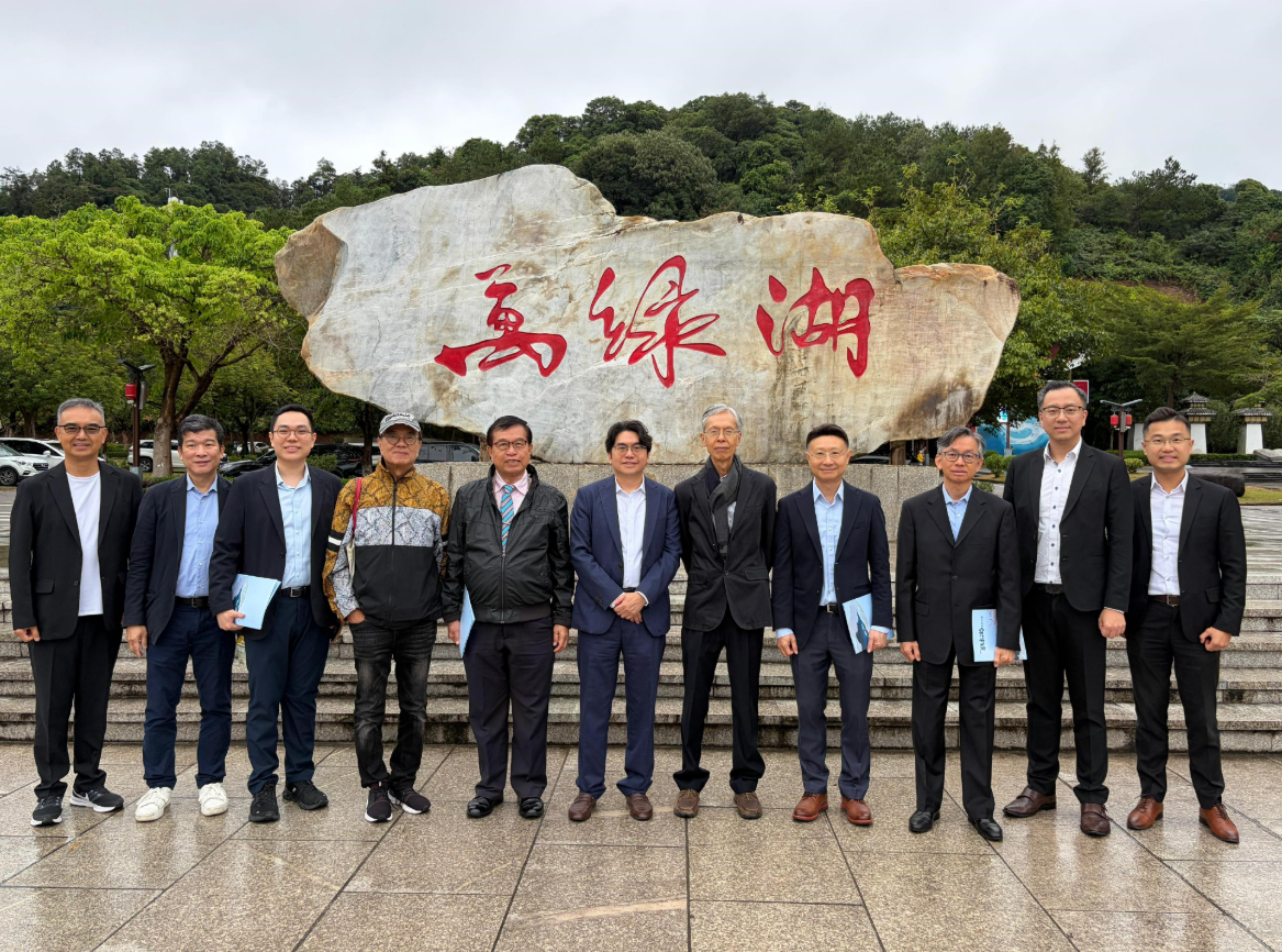 水務諮詢委員會考察團前赴廣東省考察東江水供水系統,食水安全諮詢委員會今年亦隨團考察。水諮會主席關繼祖(右四)、食水安全諮詢委員會主席陳漢輝(右五)、水務署署長黃恩諾(中)和各委員在河源市新豐江水庫合照。(政府新聞處)