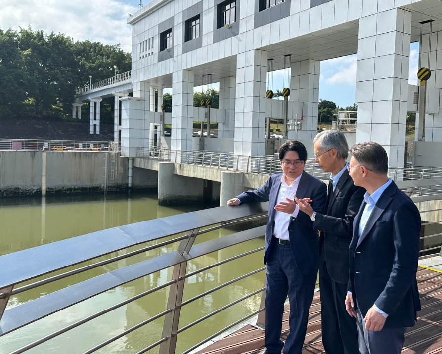 水務諮詢委員會(水諮會)主席關繼祖(右)、食水安全諮詢委員會主席陳漢輝(中)、水務署署長黃恩諾(左)在東莞市太園泵站視察輸港東江水取水口水質 (政府新聞處)