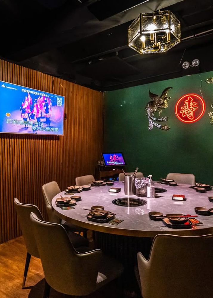 尖沙咀火鍋店「城寨煲皇」將在明年2月中結業,主打懷舊以九龍城寨為主題,店內有霓虹燈、復古卡位、城寨式樓梯牆等打卡位。(城寨煲皇ig)