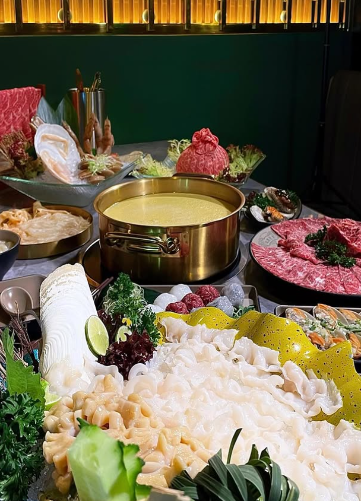 尖沙咀火鍋店「城寨煲皇」將在明年2月中結業,主打懷舊以九龍城寨為主題,店內有霓虹燈、復古卡位、城寨式樓梯牆等打卡位。(城寨煲皇ig)