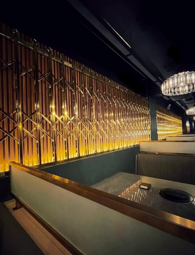 尖沙咀火鍋店「城寨煲皇」將在明年2月中結業,主打懷舊以九龍城寨為主題,店內有霓虹燈、復古卡位、城寨式樓梯牆等打卡位。(城寨煲皇ig)