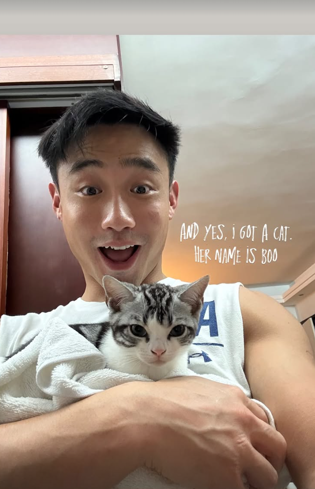 Elvis亦攬住與女友阿Sa一齊養的貓貓阿Boo合照。