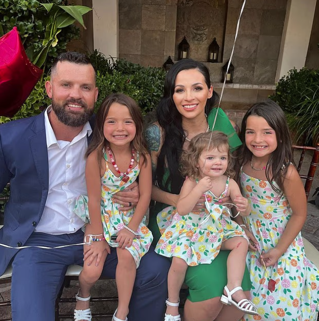 斯科爾茨與妻女合照。(互聯網)