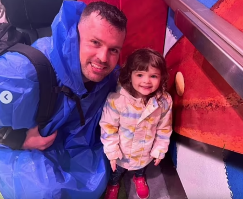 斯科爾茨與女兒合照。(互聯網)