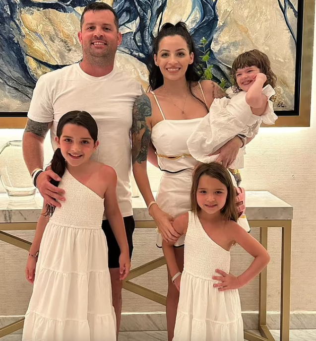 斯科爾茨與妻女合照。(互聯網)