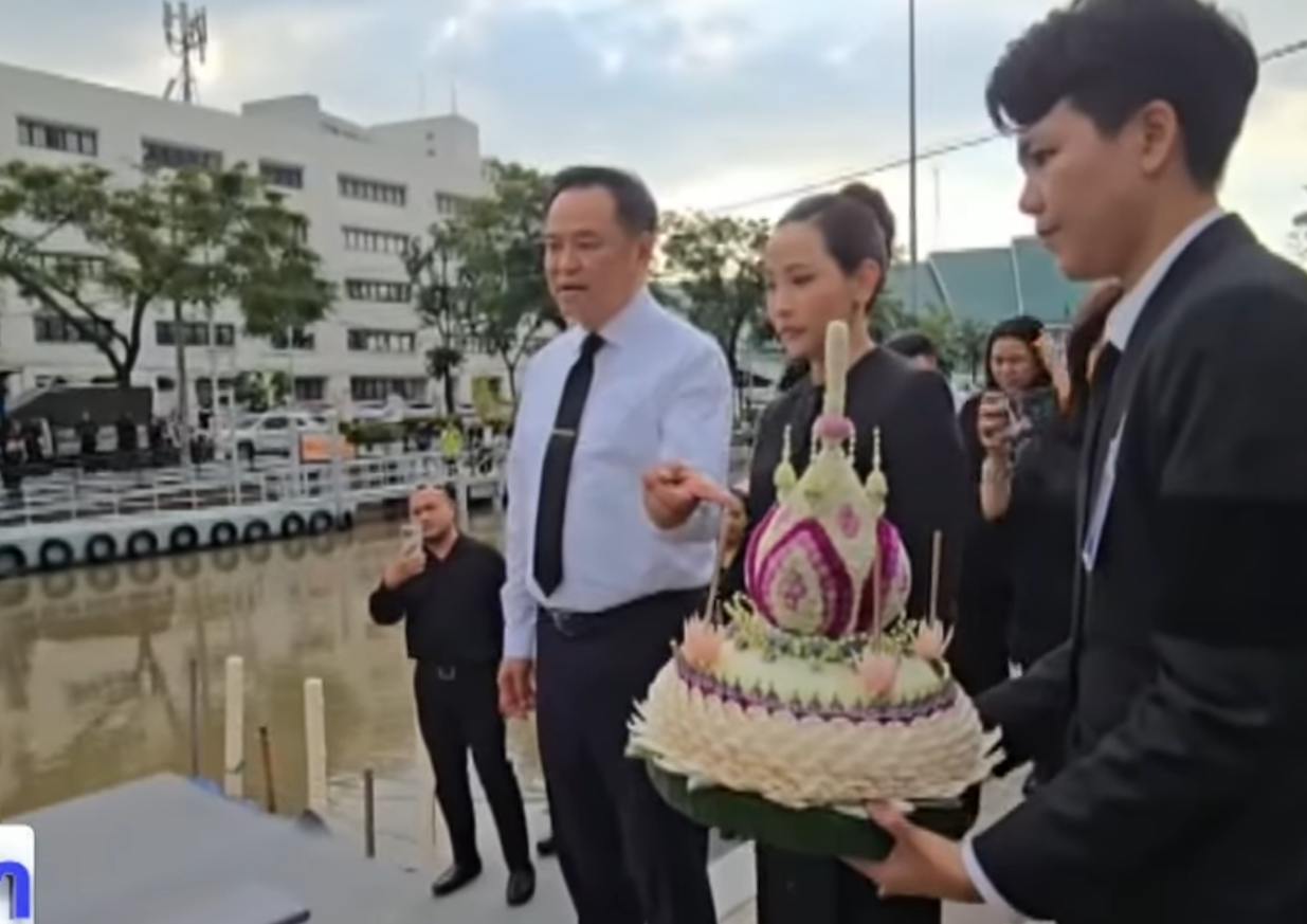 泰國總理放水燈「無拉褲鏈」 回應:無嘢跑出來