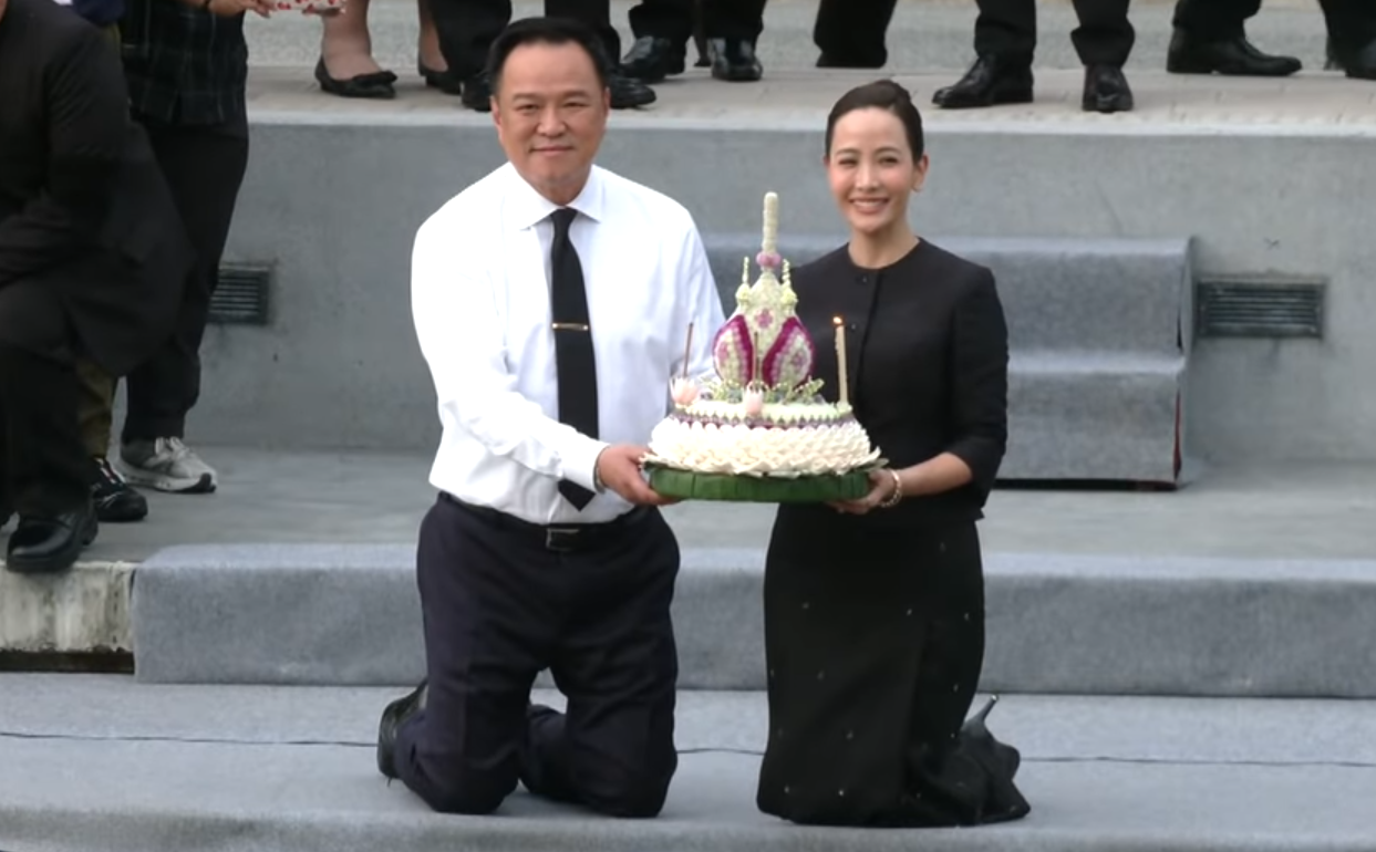 泰國總理放水燈「無拉褲鏈」 回應:無嘢跑出來