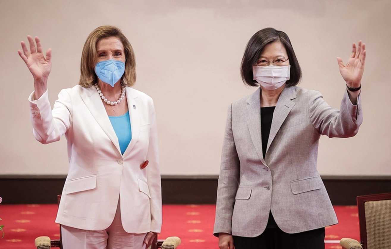 佩洛西2022年8月訪台與時任台灣地區領導人蔡英文會面,成為美國史上第二位訪台議長,引起軒然大波,北京強烈不滿和抗議,解放軍更以圍台軍演回應。(資料圖片)