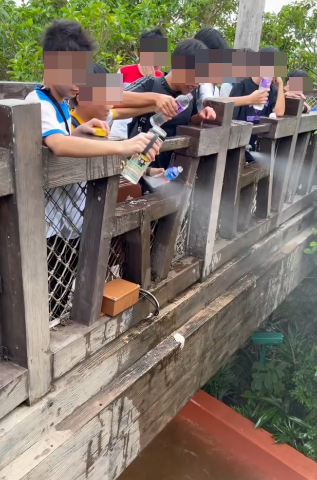 社交平台近日流傳影片,指有遊人在海洋公園乘搭激流船時,遇到6名百厭學生以水樽向船上潑水(Threads)