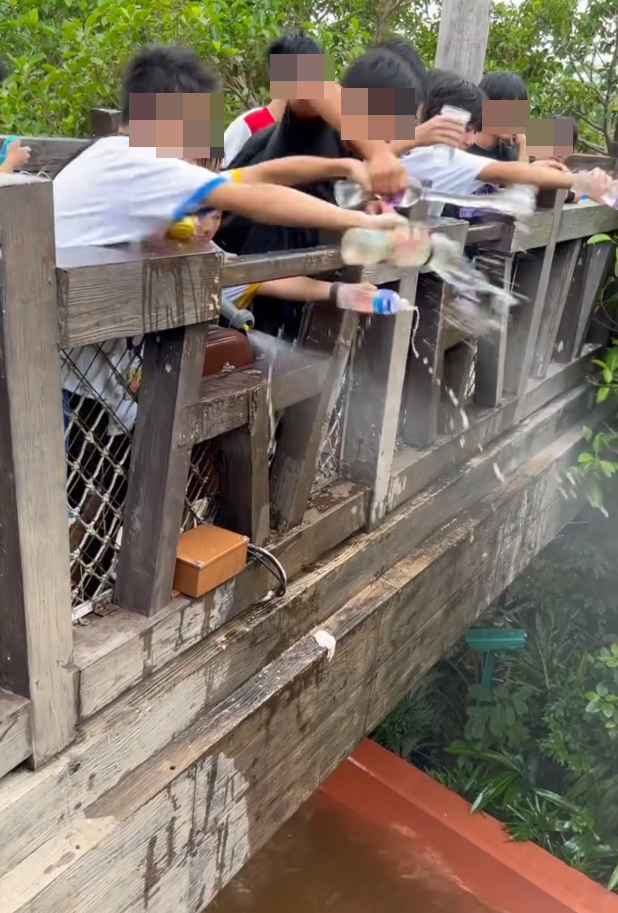 社交平台近日流傳影片,指有遊人在海洋公園乘搭激流船時,遇到6名百厭學生以水樽向船上潑水(Threads)