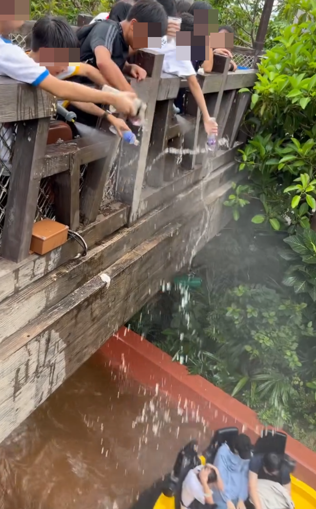 社交平台近日流傳影片,指有遊人在海洋公園乘搭激流船時,遇到6名百厭學生以水樽向船上潑水(Threads)