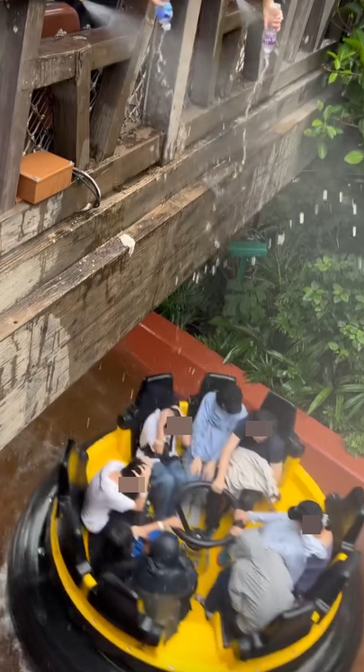 社交平台近日流傳影片,指有遊人在海洋公園乘搭激流船時,遇到6名百厭學生以水樽向船上潑水(Threads)