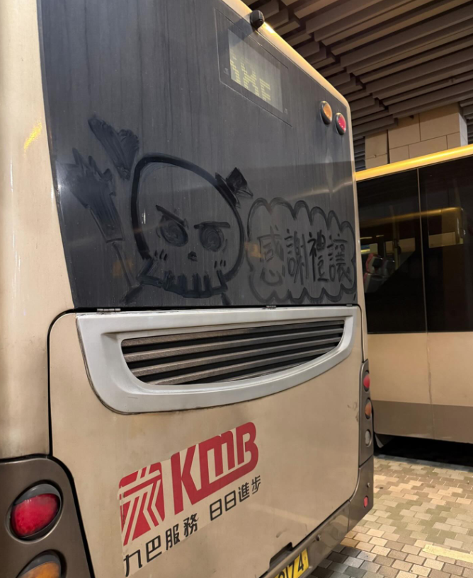 九巴車窗畫上Chiikawa(Threads圖片)