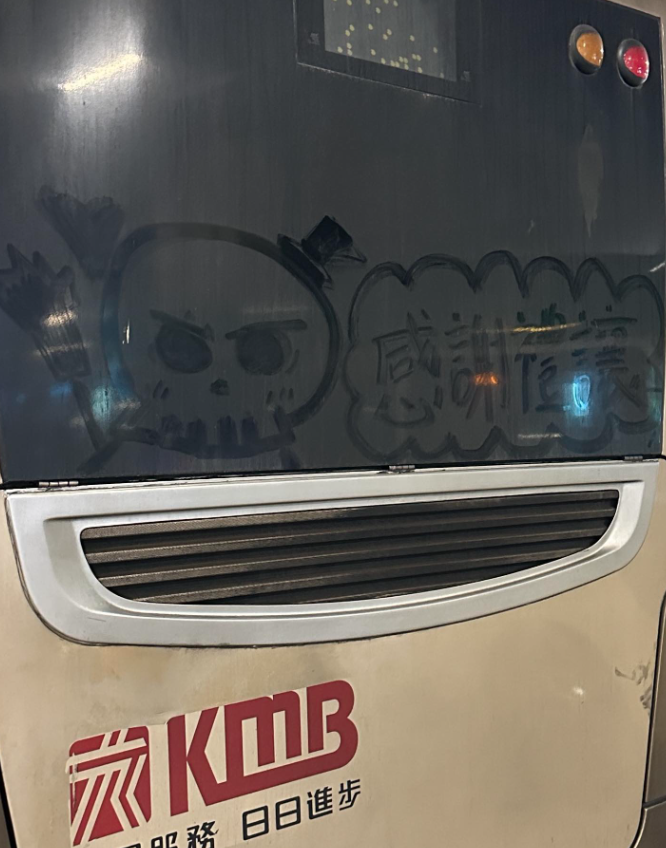 九巴車窗畫上Chiikawa(Threads圖片)