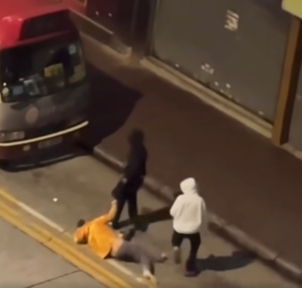 長沙灣男子遇兩賊搶劫(FB車cam L香港群組影片截圖)