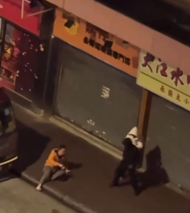 長沙灣男子遇兩賊搶劫(FB車cam L香港群組影片截圖)