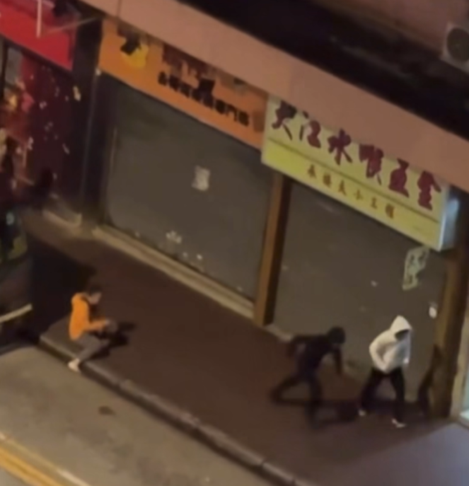 長沙灣男子遇兩賊搶劫(FB車cam L香港群組影片截圖)