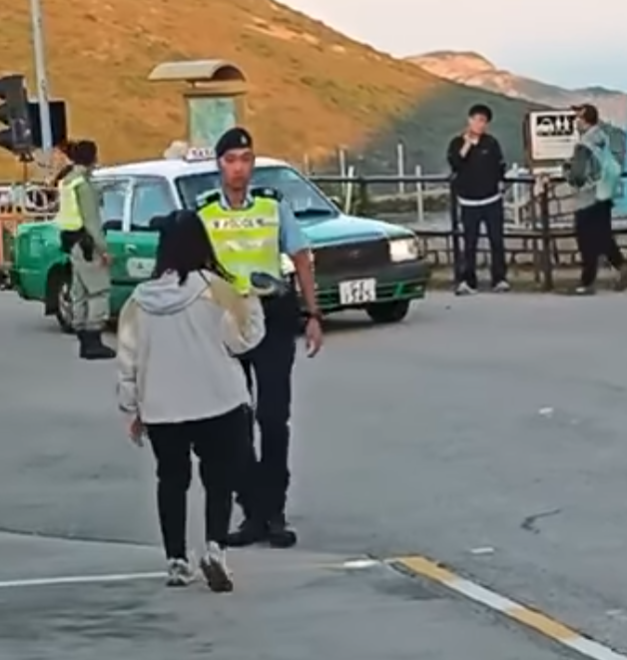 西貢萬宜水庫東壩多名排隊等候人士鼓噪不滿有旅客沒排隊就登上小巴,其後獲警員告知是「包車」。(影片截圖)