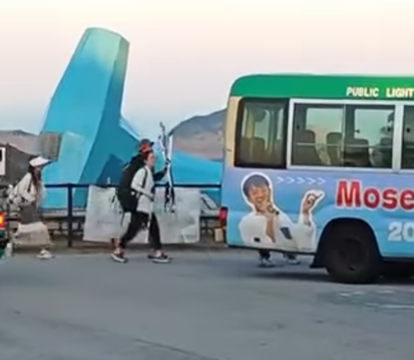 西貢萬宜水庫東壩多名排隊等候人士鼓噪不滿有旅客沒排隊就登上小巴,其後獲警員告知是「包車」。(影片截圖)