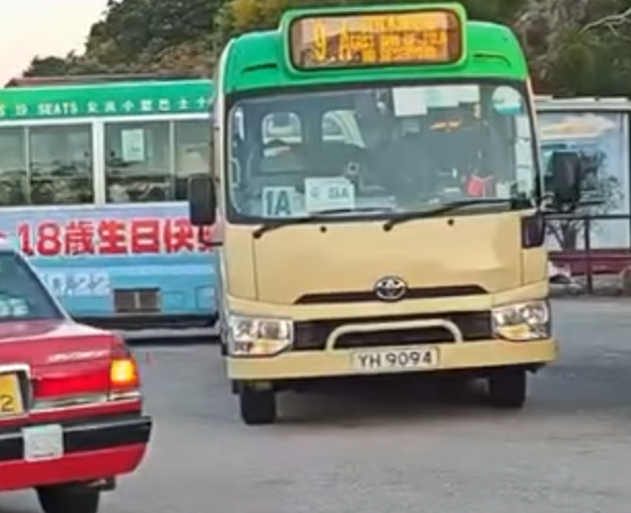 西貢萬宜水庫東壩多名排隊等候人士鼓噪不滿有旅客沒排隊就登上小巴,其後獲警員告知是「包車」。(影片截圖)