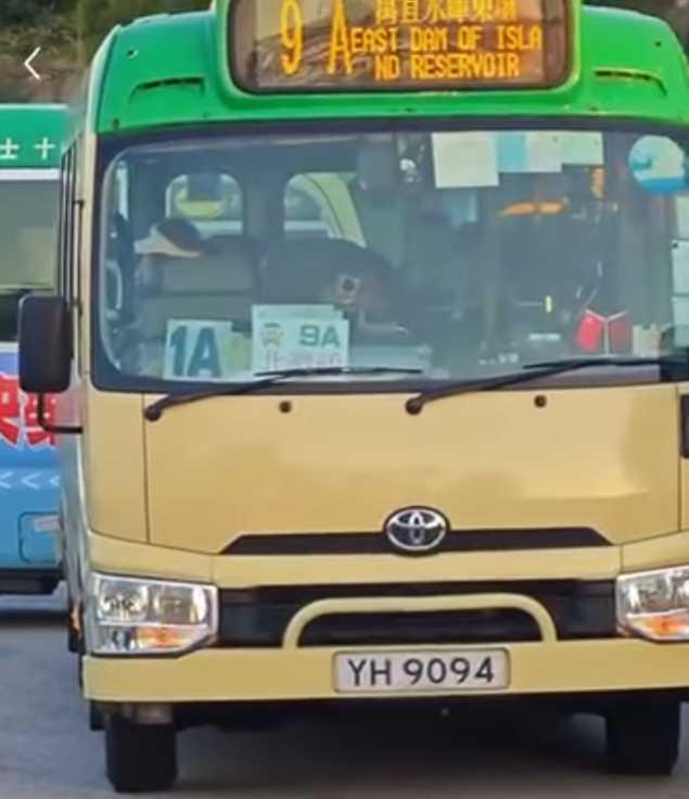 西貢萬宜水庫東壩多名排隊等候人士鼓噪不滿有旅客沒排隊就登上小巴,其後獲警員告知是「包車」。(影片截圖)