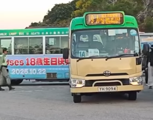 西貢萬宜水庫東壩多名排隊等候人士鼓噪不滿有旅客沒排隊就登上小巴,其後獲警員告知是「包車」。(影片截圖)