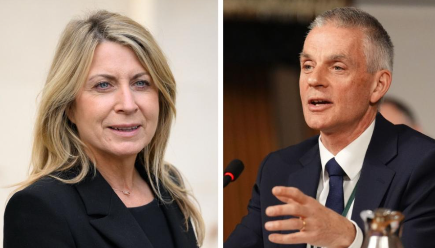 英國廣播公司(BBC)被揭有節目涉剪輯及篡改美國總統特朗普於2021年1月6日的演說影片,誤導觀眾看起來特朗普似乎在煽動當天的國會騷亂。BBC總監戴維(Tim Davie、右)與新聞部行政總裁特內斯(Deborah Turness、左)周日(9日)為事件辭職。