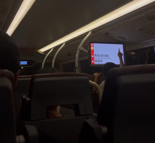 有網民近日搭九巴,車長在開車前「開咪」,用風趣幽默方式勸籲全車乘客扣安全帶:「大家習慣吓佢啦!」、「銀包入面啲錢都安全」,其「導遊腔」掀起網民熱議。(Threads)