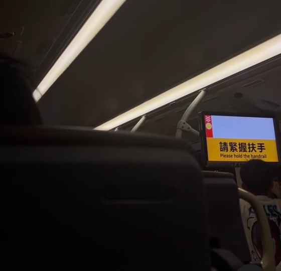 有網民近日搭九巴,車長在開車前「開咪」,用風趣幽默方式勸籲全車乘客扣安全帶:「大家習慣吓佢啦!」、「銀包入面啲錢都安全」,其「導遊腔」掀起網民熱議。(Threads)