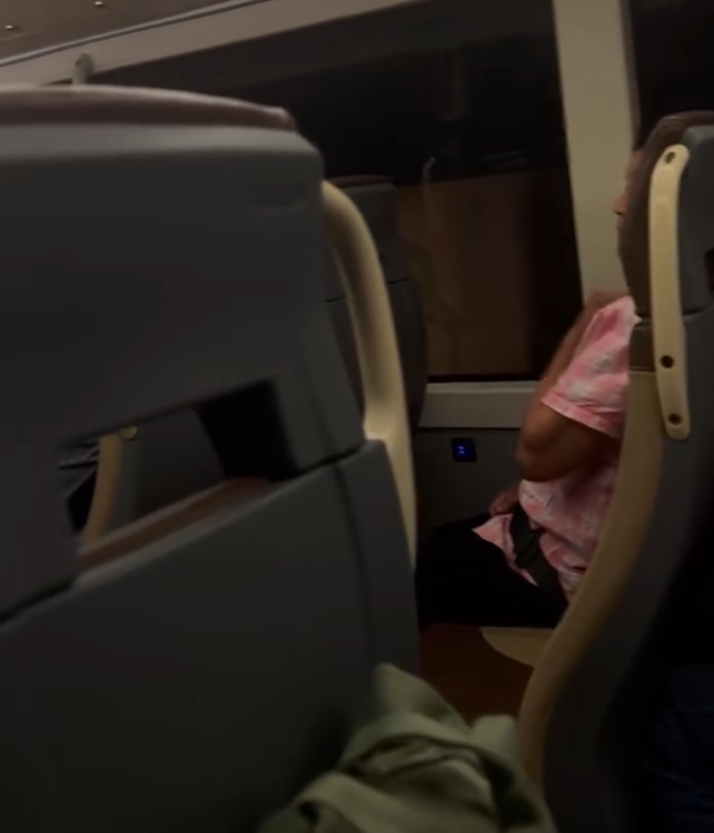 有網民近日搭九巴,車長在開車前「開咪」,用風趣幽默方式勸籲全車乘客扣安全帶:「大家習慣吓佢啦!」、「銀包入面啲錢都安全」,其「導遊腔」掀起網民熱議。(Threads)