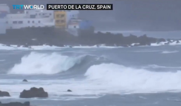 西班牙度假勝地巨浪如海嘯釀3死15傷 目擊者:民眾只顧拍照