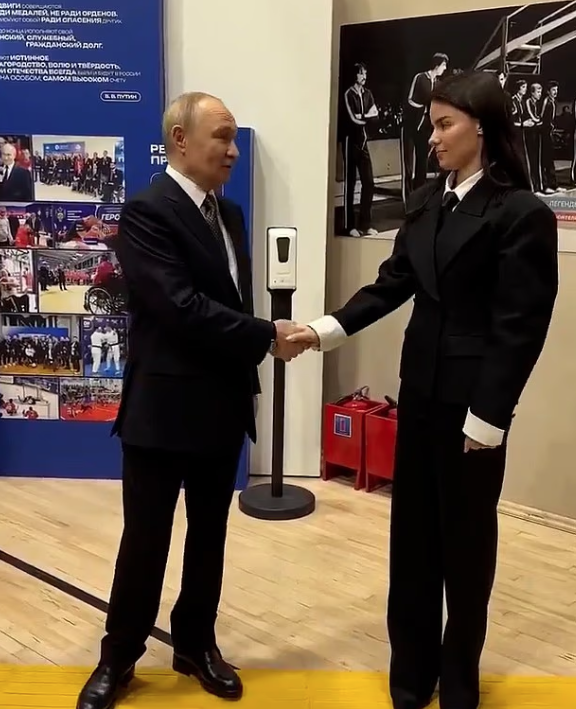 普京被指一直握拳,而且手部青筋暴現。(互聯網)