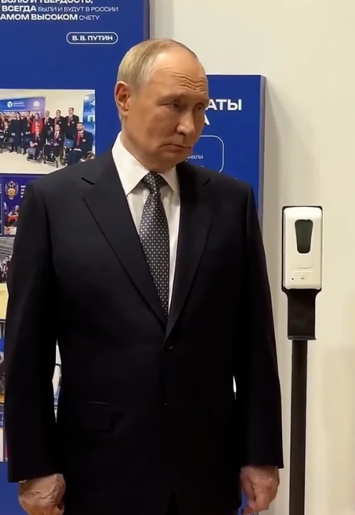 普京被指一直握拳,而且手部青筋暴現。(互聯網)