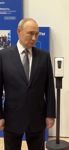 普京被指一直握拳,而且手部青筋暴現。(互聯網)