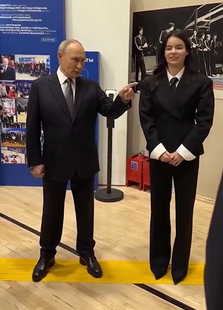 普京被指一直握拳,而且手部青筋暴現。(互聯網)